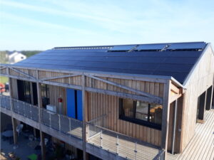 Vue d'une centrale photovoltaïque en Loire-Atlantique à Guérande (département 44). Installation photovoltaïque sur la toiture d'un bâtiment à osature bois
