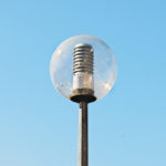 Le lampadaire boule, le mauvais exemple en terme d'éclairage public