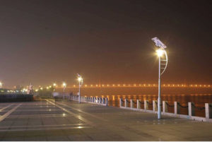 Eclairage public performant : lampadaires équipés de panneaux solaires en bord de mer
