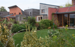 écoquartier de Bazouge-sous-Hédé : maison en bois et jardin sud