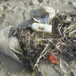 sacs plastiques sur une plage, la vente en vrac permettrait de lutter contre ce fléau