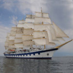 vue d'un clipper (qui sont des bateaux à plusieurs mats, ici 5), blanc et bleu, très nombreuses voiles blanches