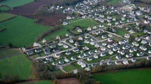 urbanisme pavillonnaire, vue aérienne, zone pavillonnaire s'avançant dans la campagne et déconnectée du centre ville