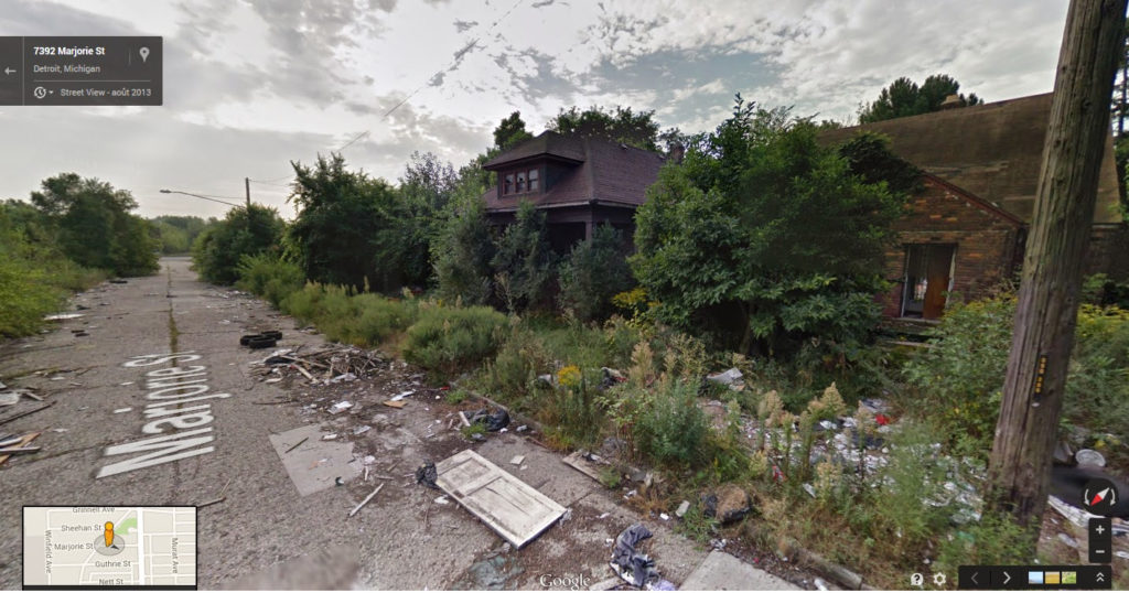 Vue google map d'une rue en ruine, maisons dans une friche, détritus. Ces quartiers désertés laissent de nombreux espaces libres propre à l'agriculture urbaine