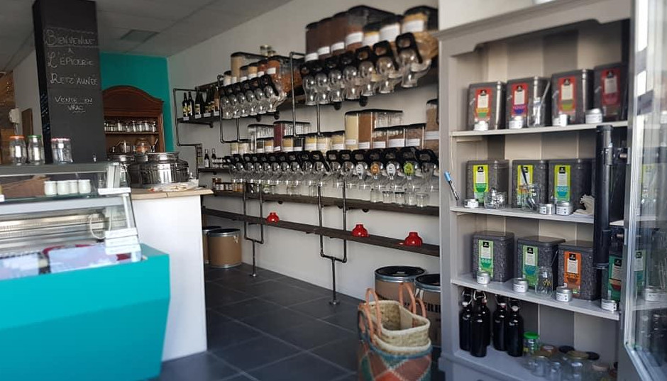 Vue intérieure de l'épicerie, nombreux distributeurs de produits (huile, graines ...) pour la vente en vrac, exemple parlant de l'économie circulaire