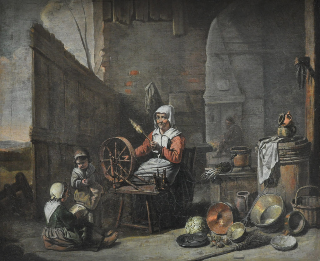 La filière laine au  XVIIe siècle : une paysanne tisse sur un rouet, enfants à ses côtés, palissade en bois, mur en pierres dans le fond, ustensiles de cuisines posés par terre